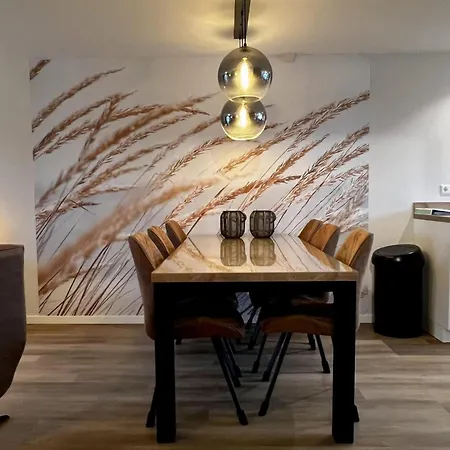 Modern & Cozy Near بيت للعطل Sint Maartensvlotbrug