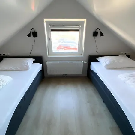 Comfortable And Modern Furnished Home, Sleeps 6, Wifi On Quiet Close To Beach, Woods And Dunes Holiday home Sint Maartensvlotbrug