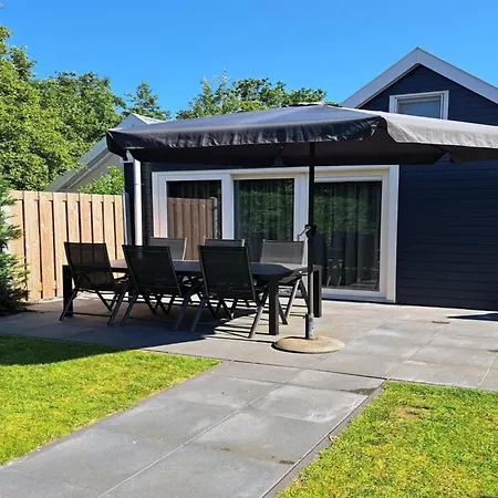 Casa de Férias Comfortable And Modern Furnished Home, Sleeps 6, Wifi On Quiet Close To Beach, Woods And Dunes